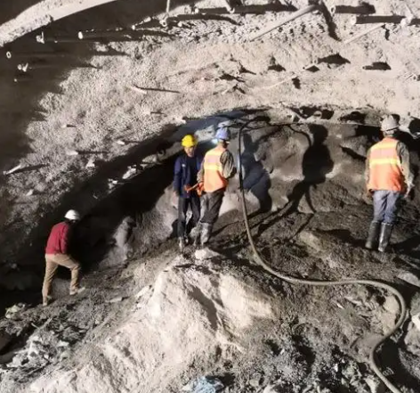 玉屏拱顶带模注浆料的施工流程及注意事项